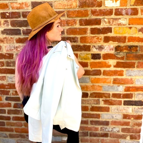 Meet your Posher, Rebecca - Picture 1 of 1